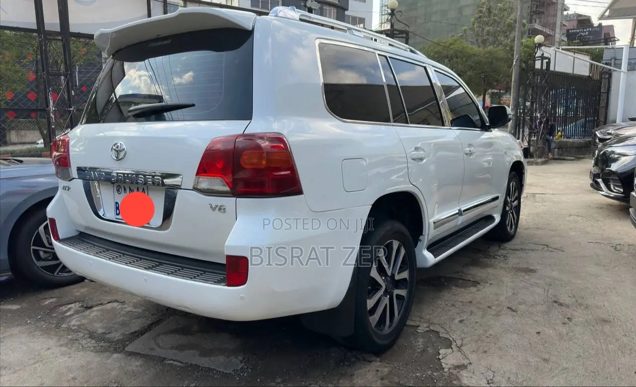 Toyota Land Cruiser 2011 White