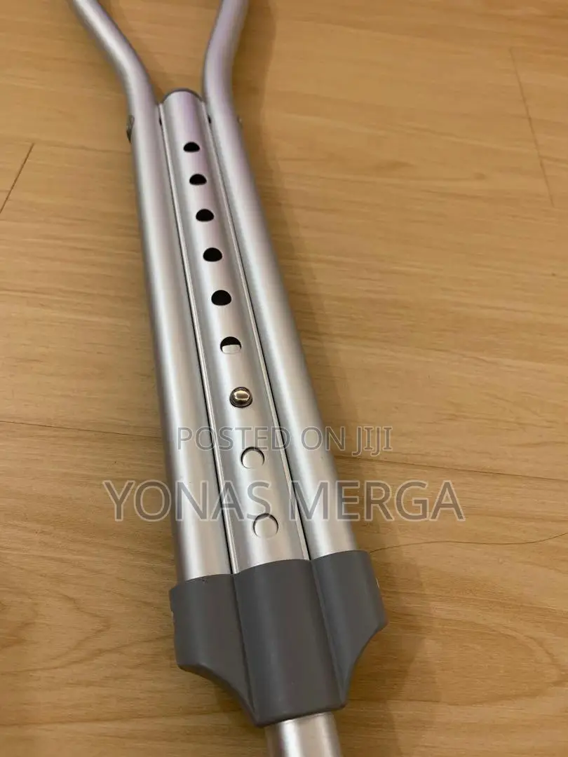 Crutches声a Pair of Adult Crutches者 W/Adjustable Height
ክራንች