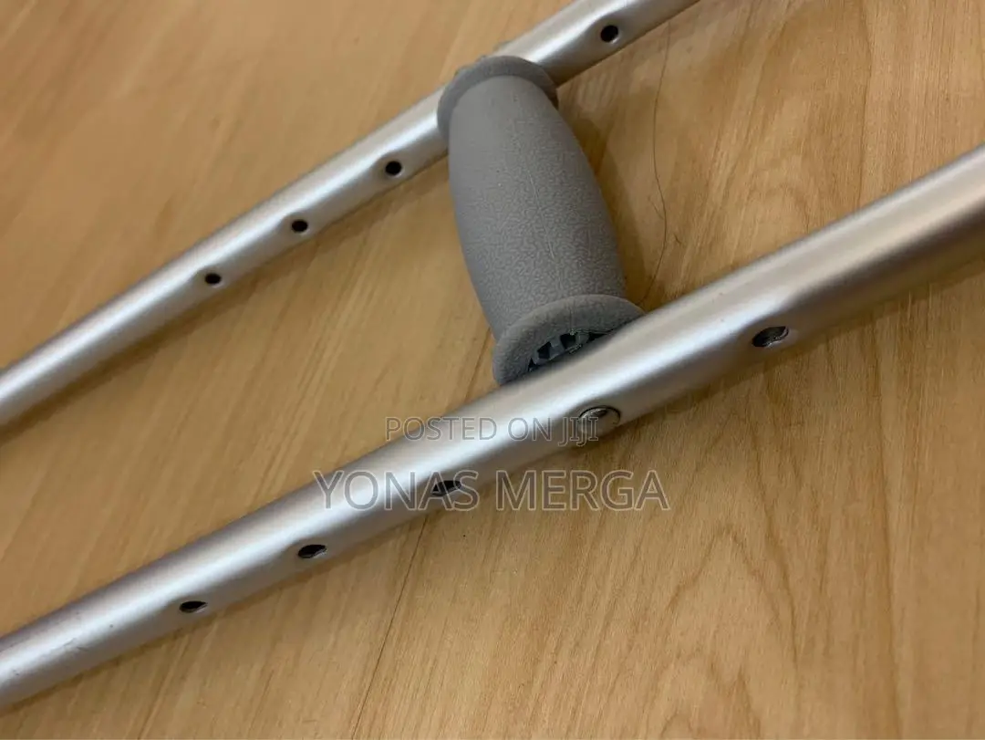 Crutches声a Pair of Adult Crutches者 W/Adjustable Height
ክራንች