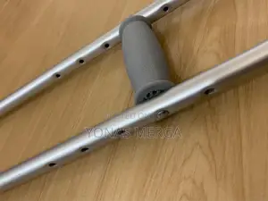 Crutches声a Pair of Adult Crutches者 W/Adjustable Height
ክራንች