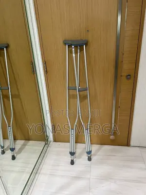 Photo - Crutches声a Pair of Adult Crutches者 W/Adjustable Height
ክራንች