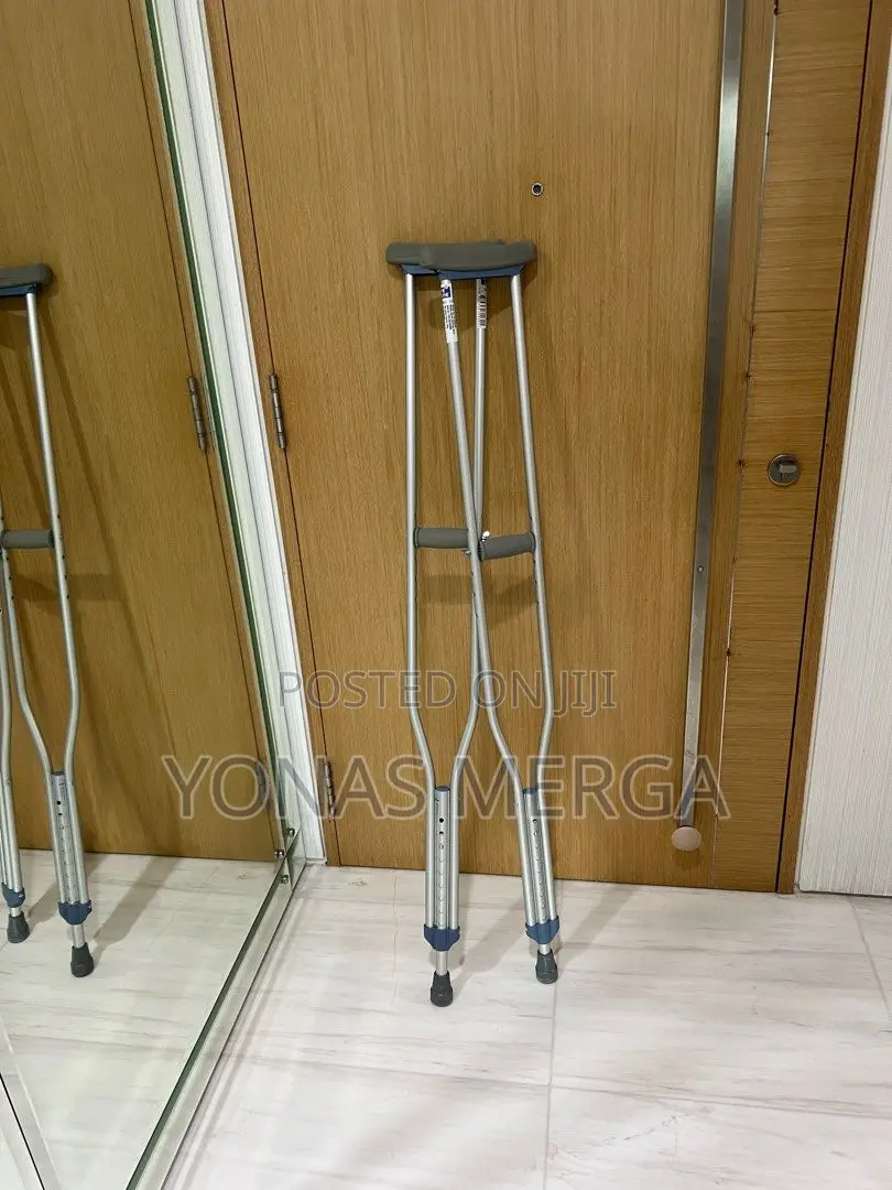 Crutches声a Pair of Adult Crutches者 W/Adjustable Height
ክራንች