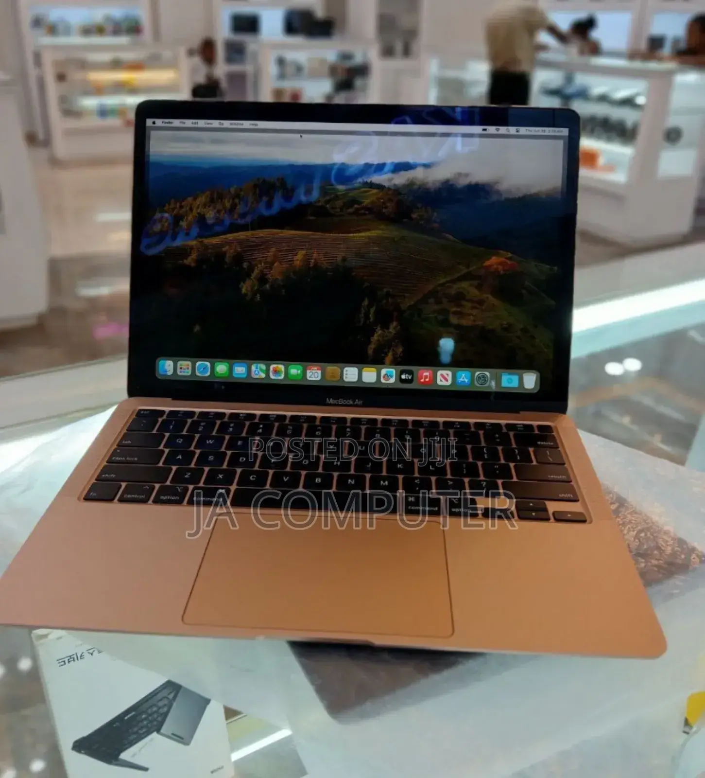 New Laptop Apple MacBook 2020 8GB Intel Core I3 SSD 256GB