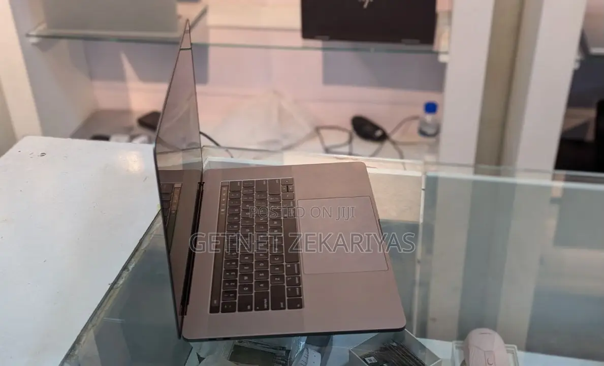 New Laptop Apple MacBook Pro 2018 16GB Intel Core I7 SSD 512GB