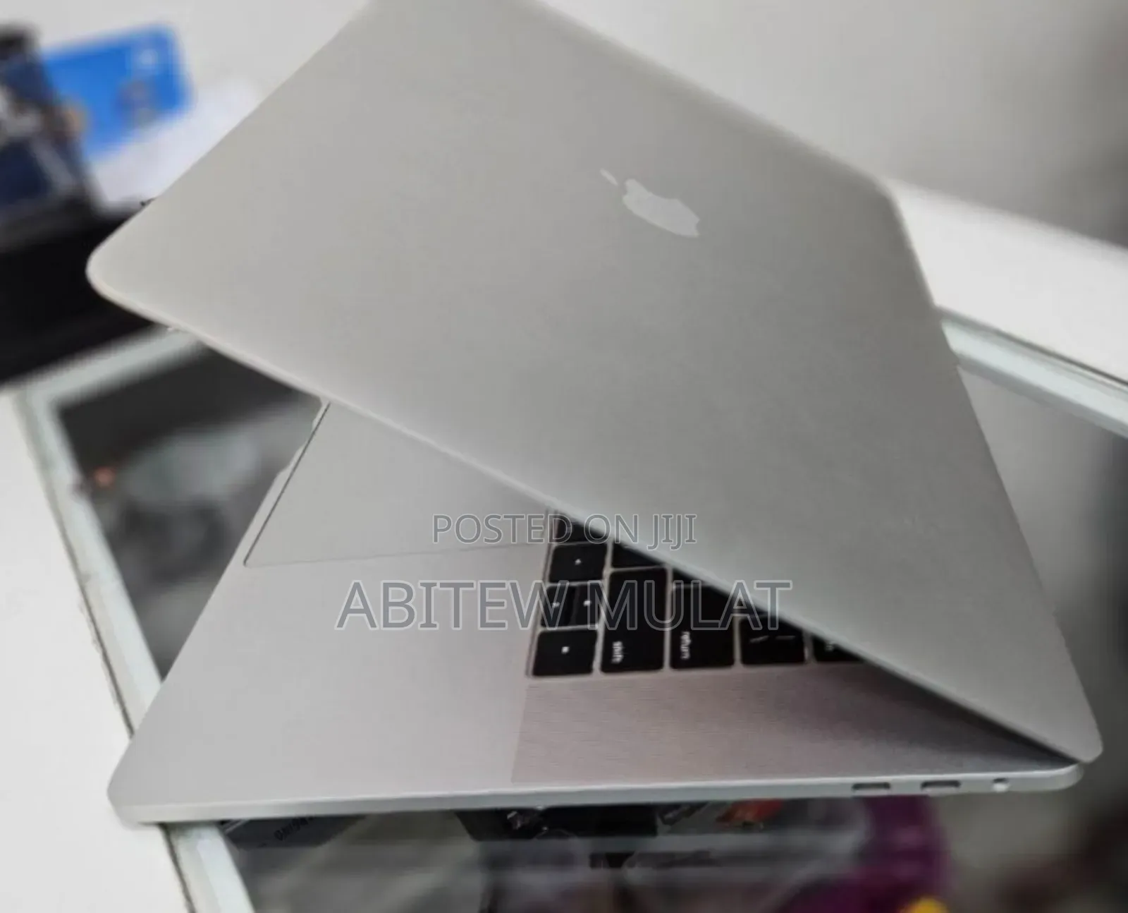 New Laptop Apple MacBook Pro 2018 16GB Intel Core I7 SSD 256GB