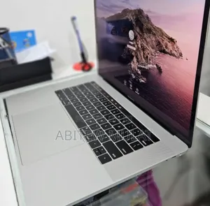 New Laptop Apple MacBook Pro 2018 16GB Intel Core I7 SSD 256GB