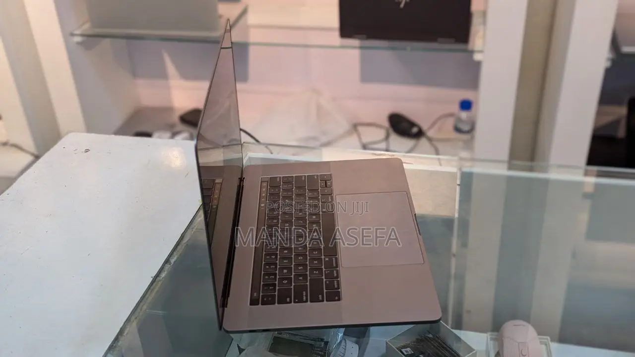 New Laptop Apple MacBook Pro 2018 16GB Intel Core I7 SSD 512GB