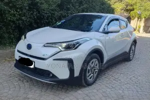 Photo - Toyota C-HR 2022 White