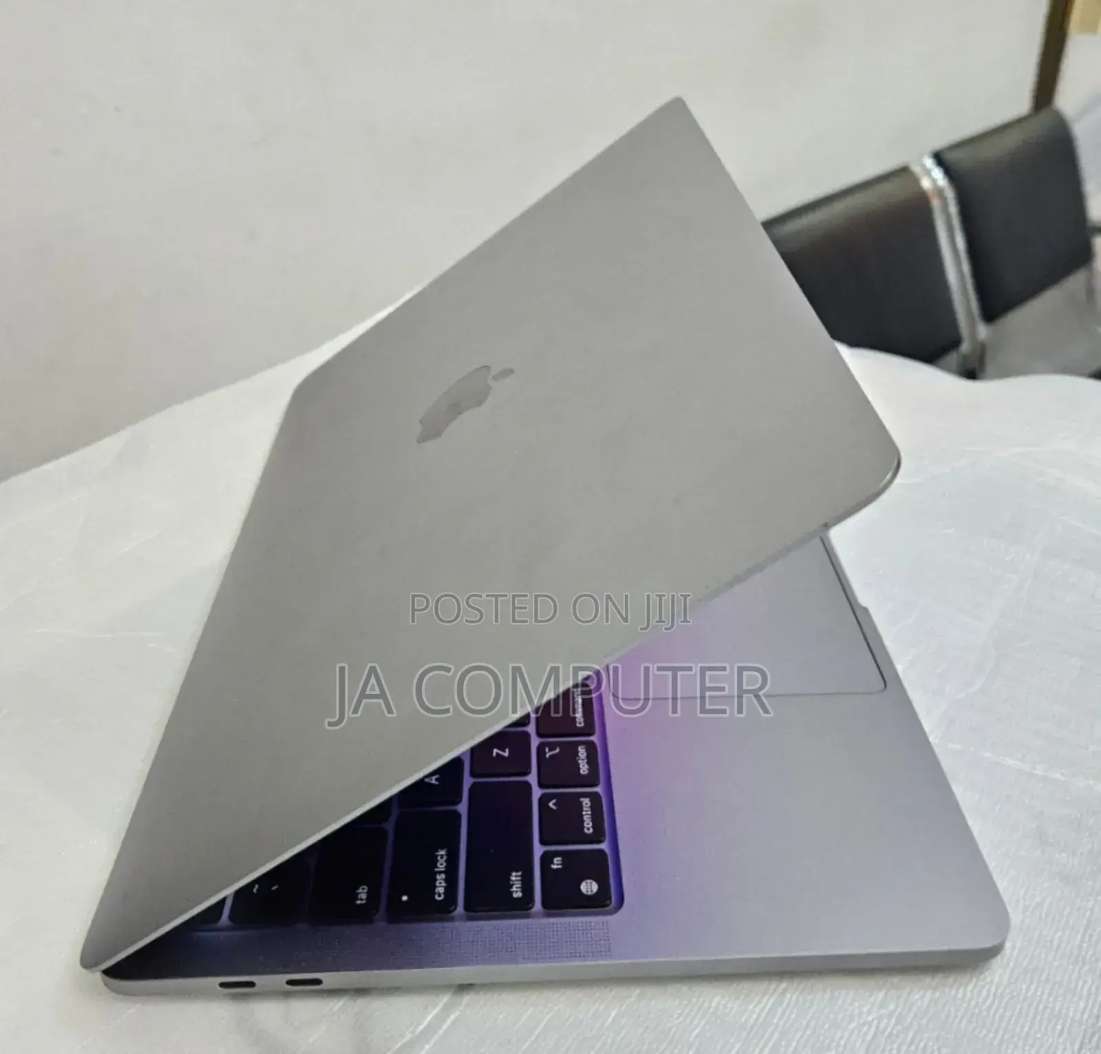 New Laptop Apple MacBook Pro 2020 M1 8GB Apple M1 SSD 512GB