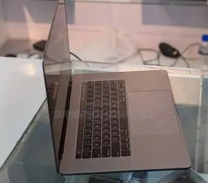 New Laptop Apple MacBook Pro 2018 16GB Intel Core I7 SSD 256GB