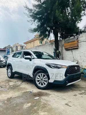New Toyota Corolla Cross XLE 4WD 2024 White
