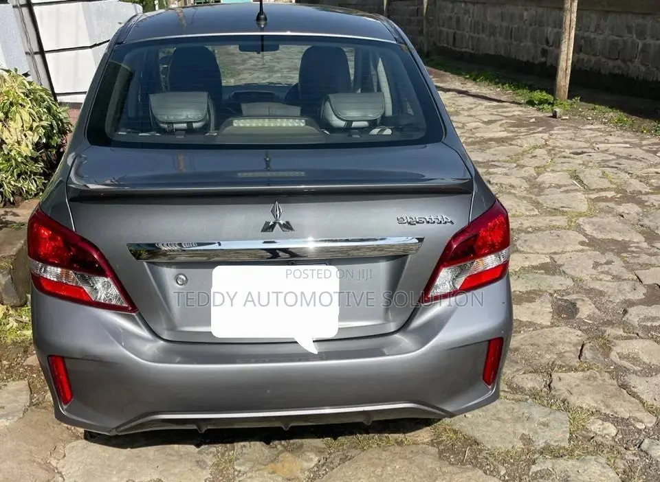 Mitsubishi Attrage 2022 Silver