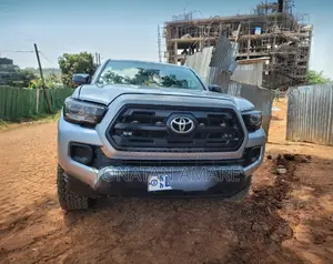 Photo - Toyota Tacoma 2018 Silver