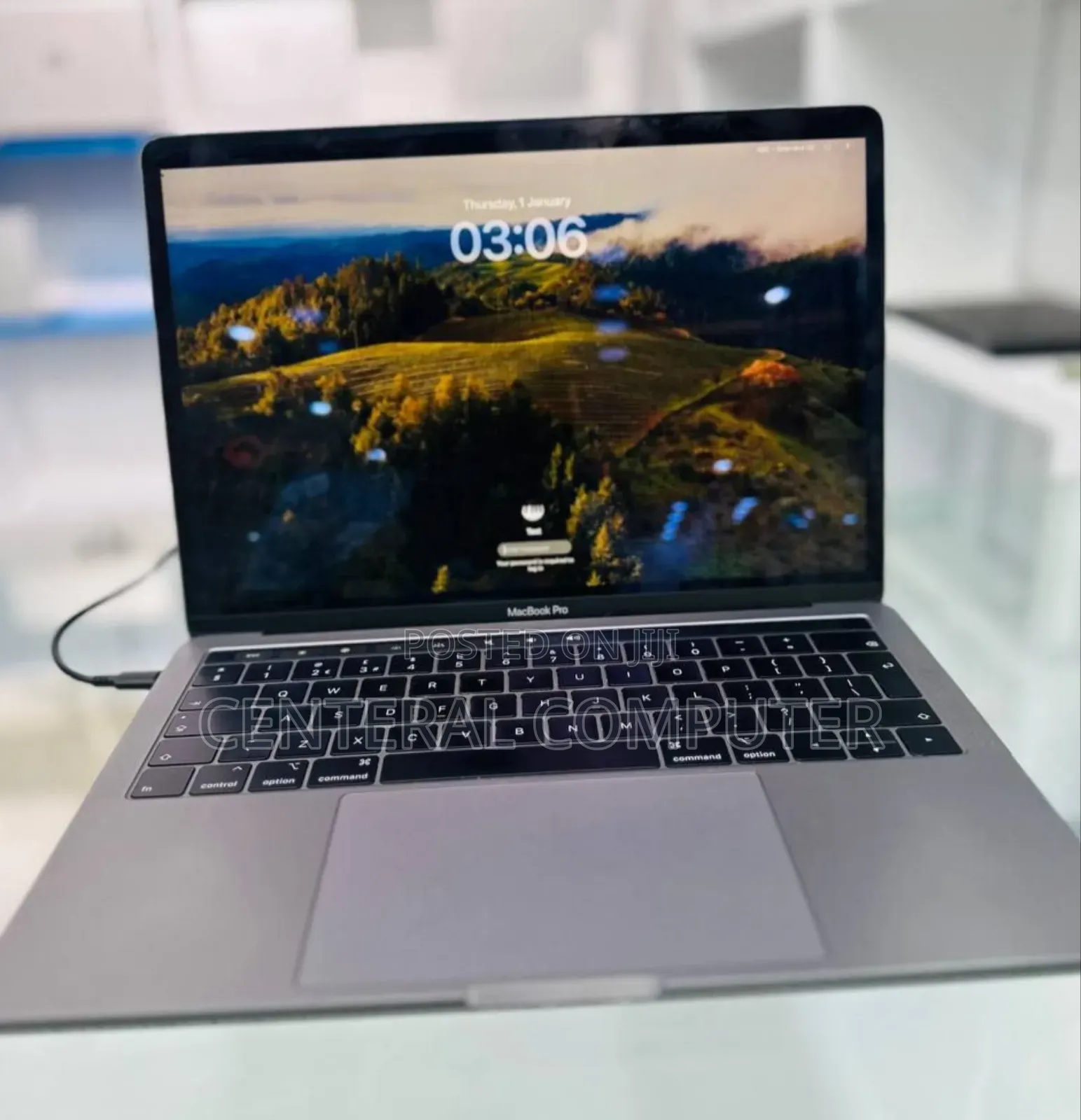 New Laptop Apple MacBook Pro 2019 16GB Intel Core i7 SSD 256GB