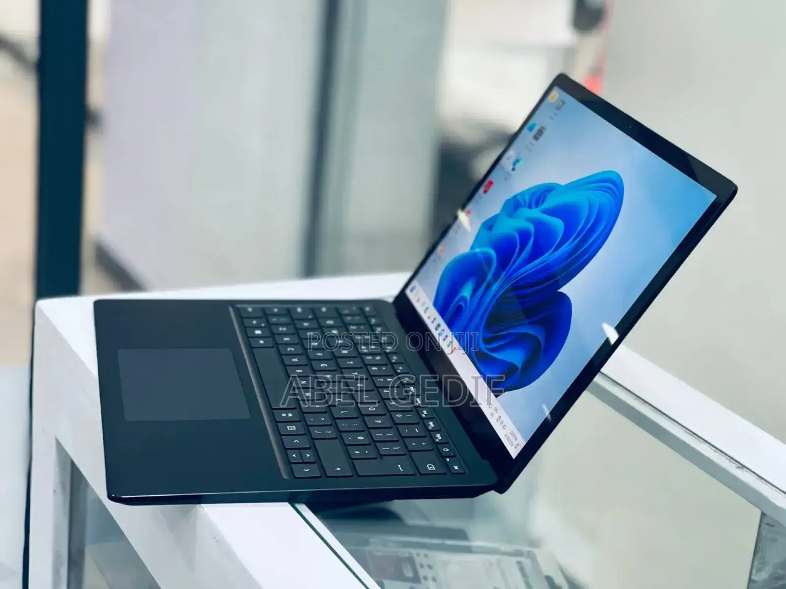 New Laptop Microsoft Surface 8GB Intel Core I5 SSD 256GB