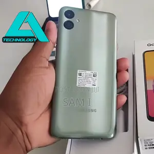 Photo - New Samsung Galaxy F04 64 GB Green