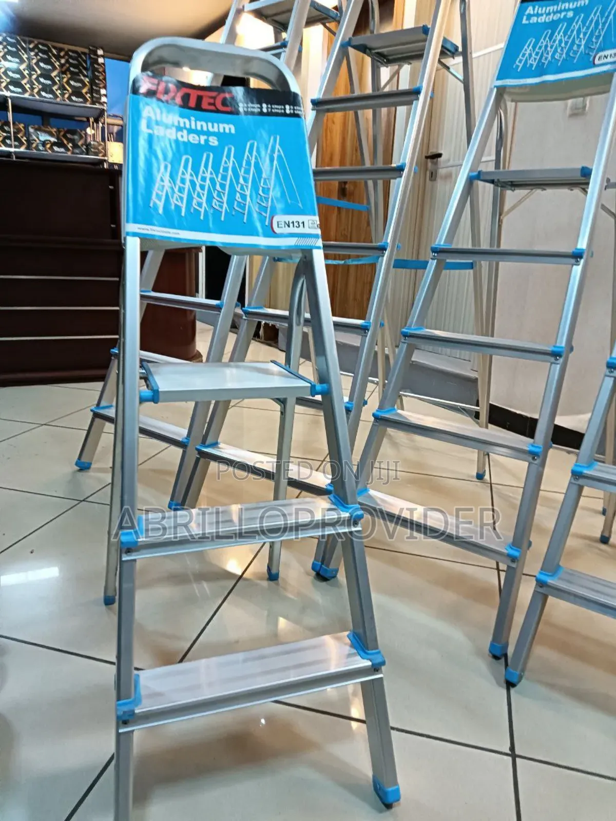 3 Step Ladders%!Aluminum Ladders/Ladders/Step Ladders/Fold