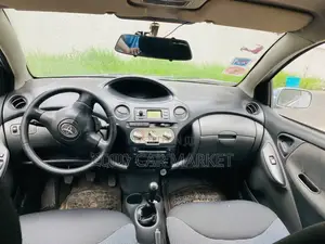 Toyota Vitz 2004 Blue