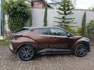 Photo - Toyota C-HR 2017 Burgundy