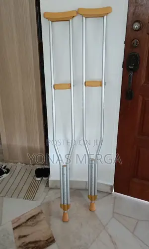 Photo - Crutches|\Crutches€£¥₩Crutches_cranch_ Walker Buyer Commode