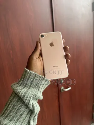 Photo - New Apple iPhone 7 128 GB Gold