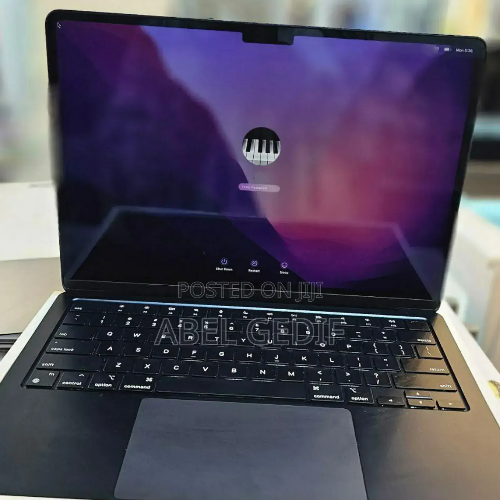 New Laptop Apple MacBook Pro 2022 M2 8GB Intel Core I7 SSD 256GB