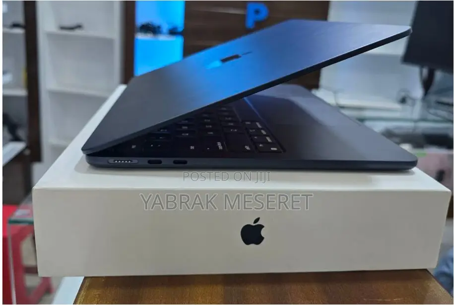 New Laptop Apple MacBook Air 2022 M2 8GB Apple M2 SSD 256GB