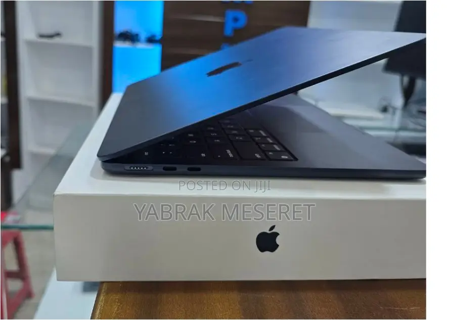 New Laptop Apple MacBook Air 2022 M2 8GB Apple M2 SSD 256GB