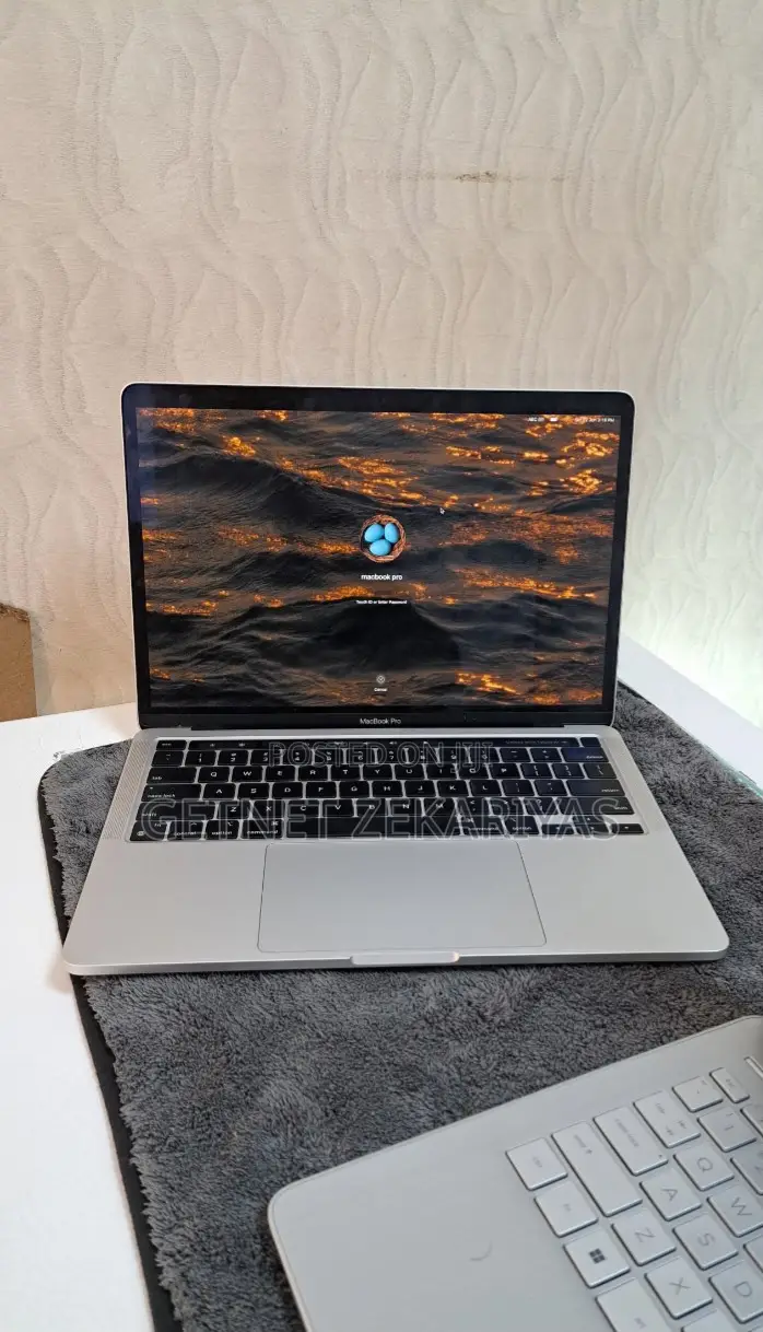 New Laptop Apple MacBook Pro 2020 M1 8GB Apple M1 SSD 256GB