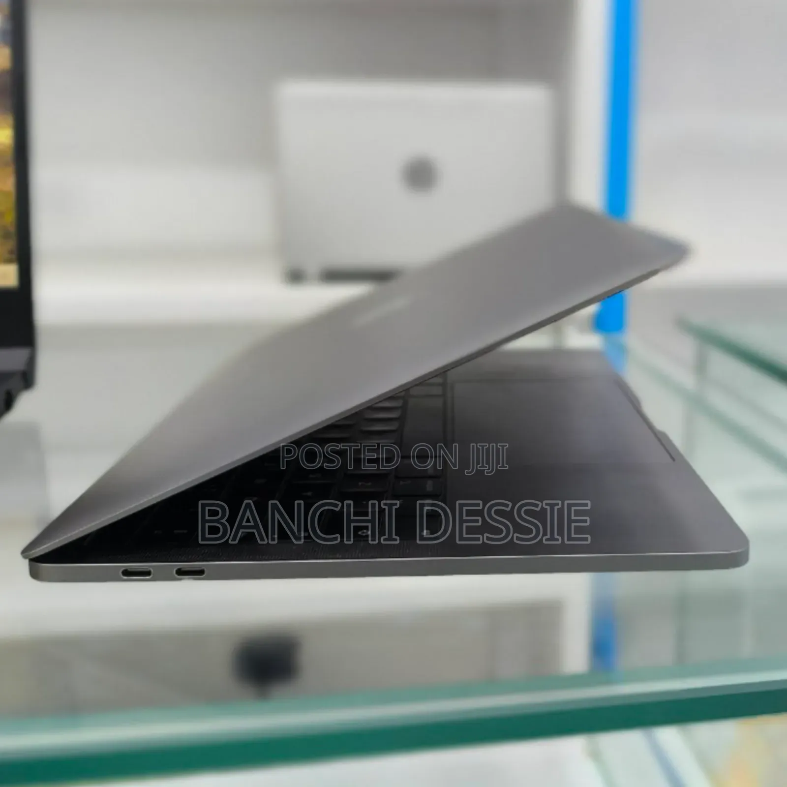 New Laptop Apple MacBook Pro 2019 16GB Intel Core I7 SSD 256GB