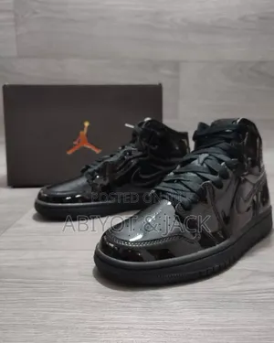 Air Jordan 1 Mid SE Triple Black Patent Shoes