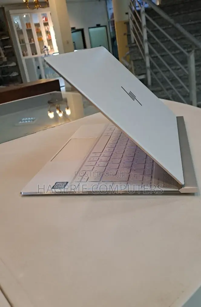 New Laptop HP Spectre 8GB Intel Core I5 SSD 512GB