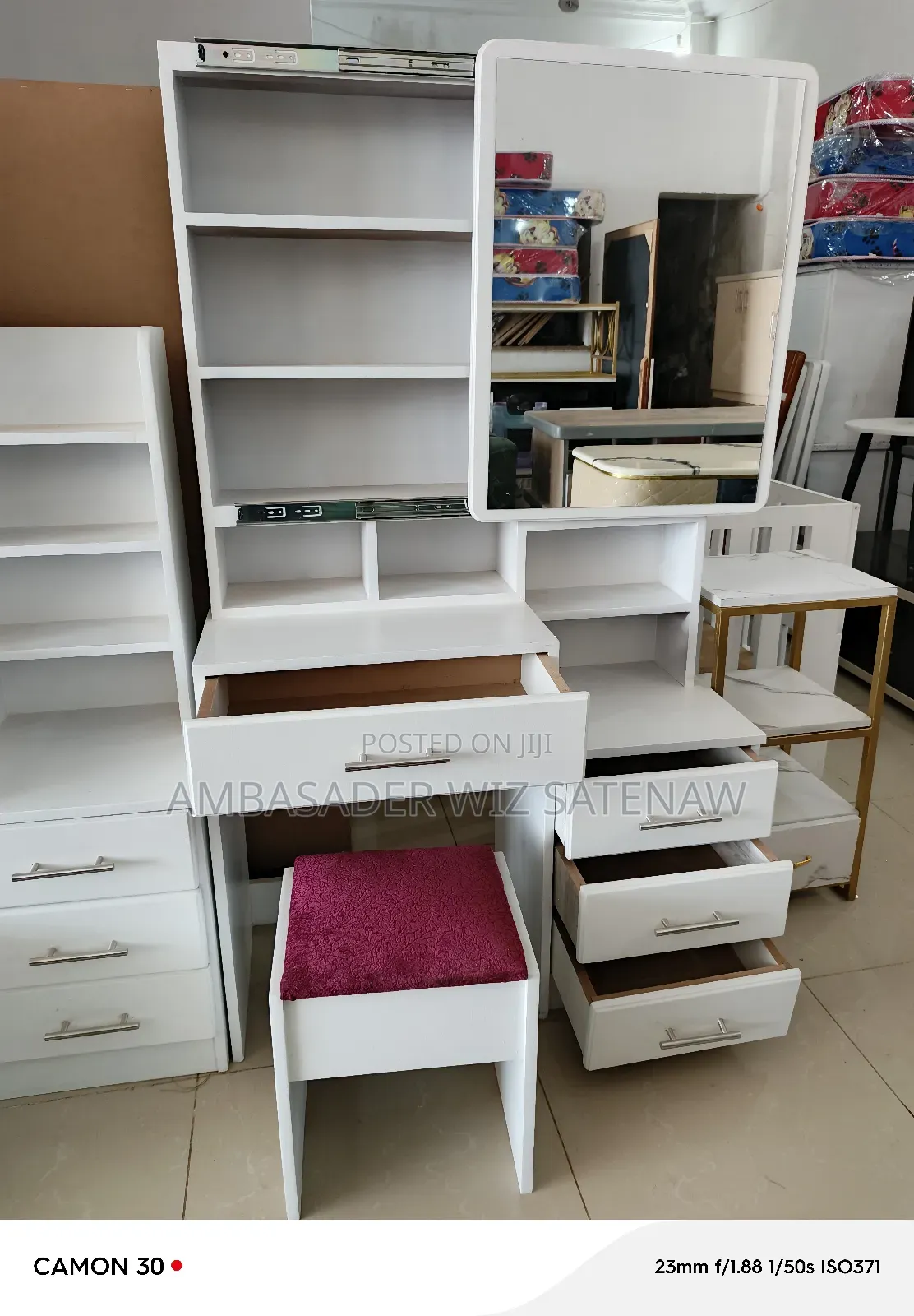 የመዋቢያ ጠረጴዛ