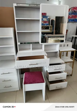 የመዋቢያ ጠረጴዛ