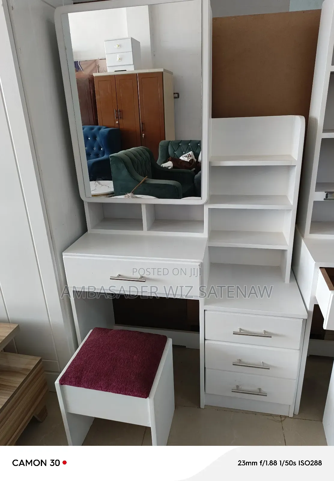 የመዋቢያ ጠረጴዛ