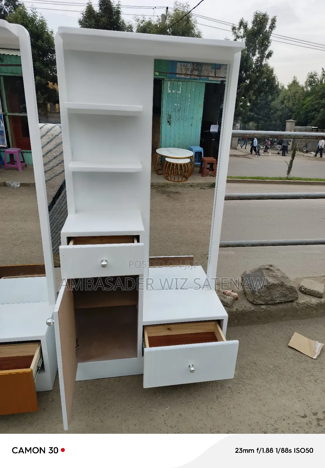 የመዋቢያ ጠረጴዛ