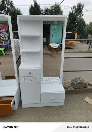 የመዋቢያ ጠረጴዛ