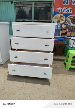 የልብስ ማስቀመጫ ኮሞ