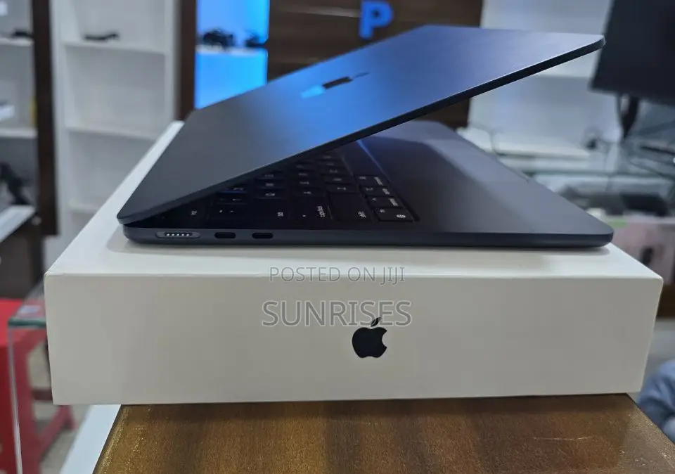 New Laptop Apple MacBook Air 2022 M2 8GB Apple M2 SSD 256GB