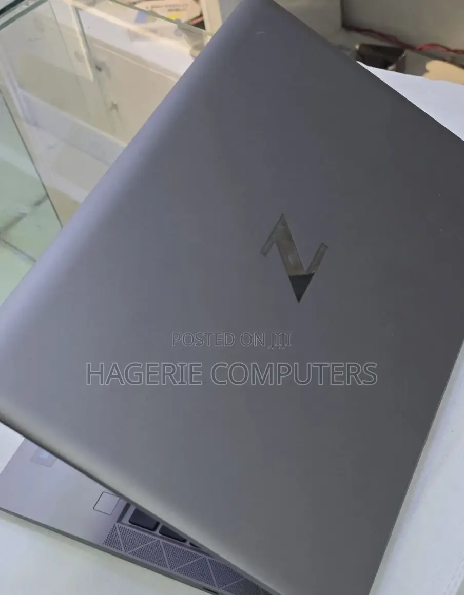 New Laptop HP ZBook Firefly G8 16GB Intel Core I7 SSD 512GB