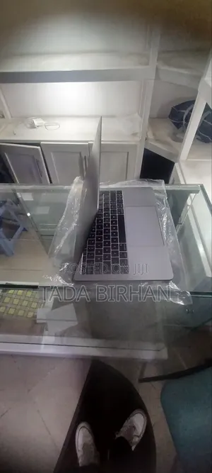 New Laptop Apple MacBook Pro 2017 8GB Intel Core I5 SSD 256GB