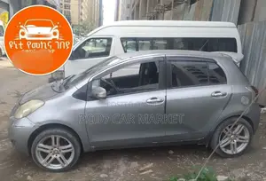 Photo - Toyota Yaris 2010 Gray