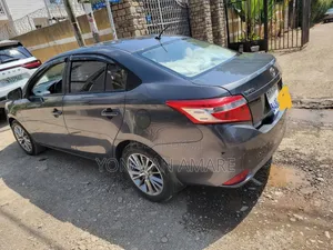 Toyota Yaris 2016 Gray