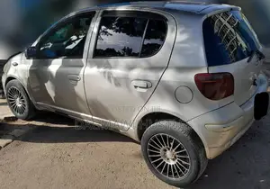 Photo - Toyota Vitz 2002 Gray