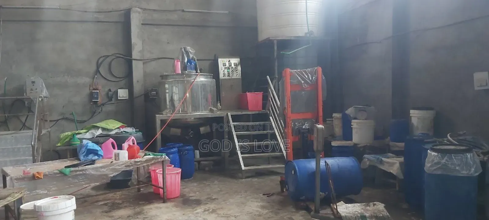 የፈሳሽ ሳሙና እና ብሎዊንግ ማሽን በተጨማሪ መጋዘን Liquid Soap Factory