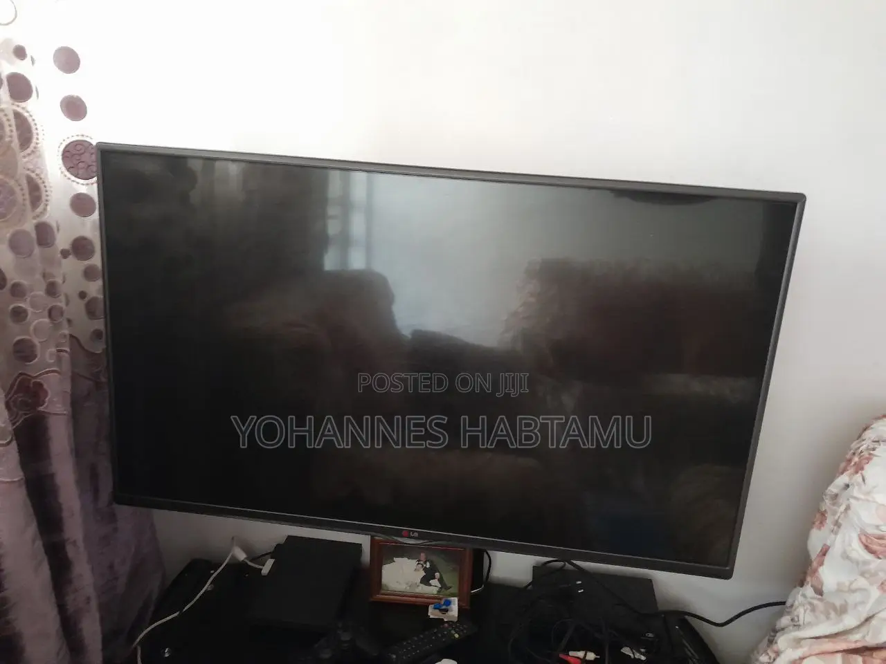 Lg TV for Sale With Slight Screen Damage