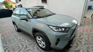 Photo - Toyota RAV4 2022 Gray