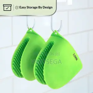 Photo - Frog Head Silicone Oven Glove