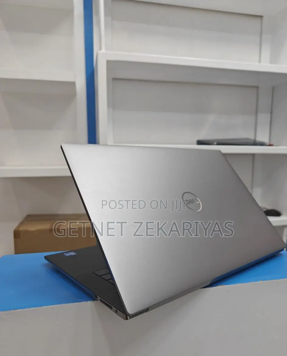 New Laptop Dell Precision 15 3520 32GB Intel Core I7 SSD 512GB