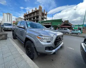 Photo - Toyota Tacoma 2017 Silver